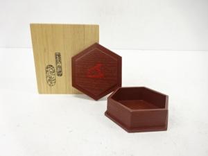 哲公房造　溜塗　寿字　六角香合